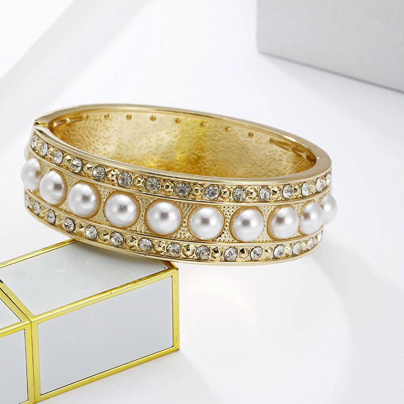 Gilded Circle Pearl Bracelet - Bold European & American Fashion Statement
