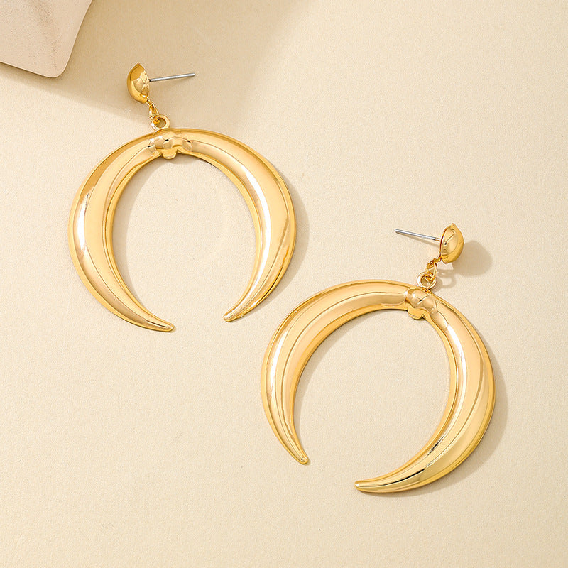 Planderful Vienna Verve Earrings – Fashionable Gold Crescent Design