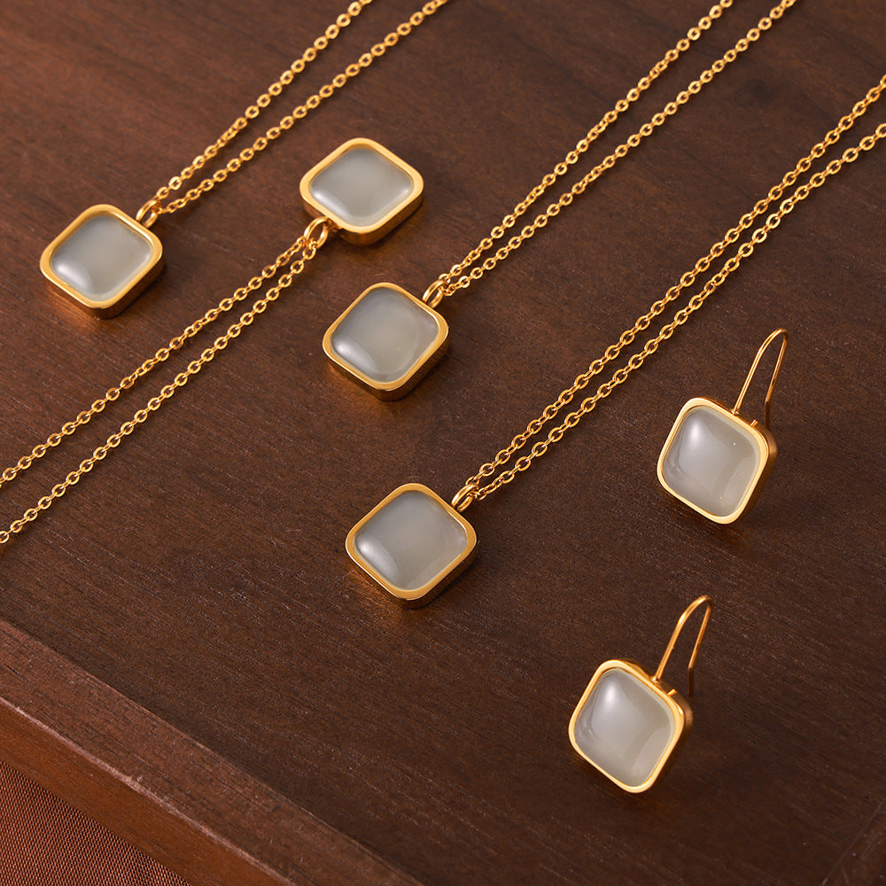 Elegant Geometric Resin Pendant Necklace Set