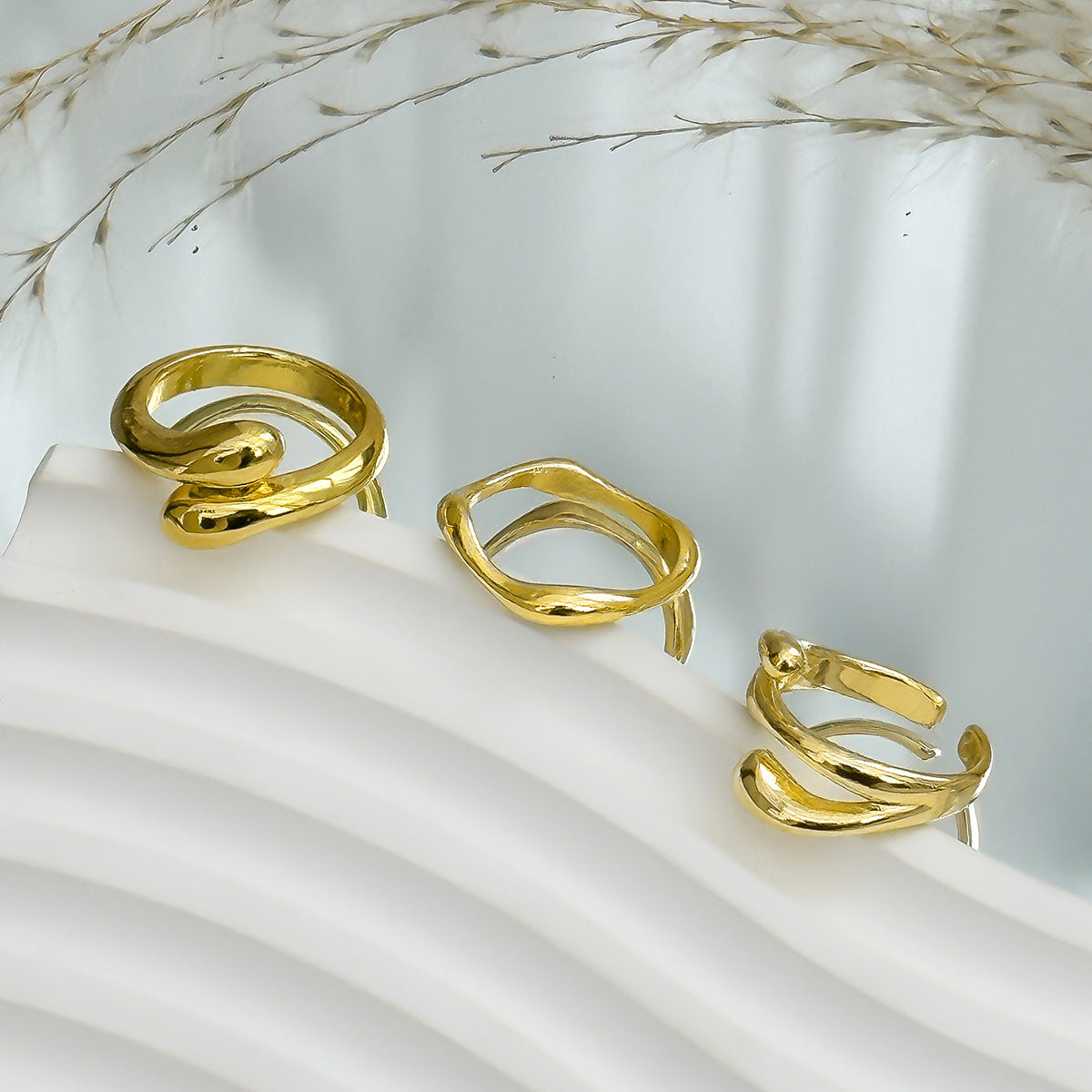 Elegant Curved Gold Ring Set with Wavy Pleats