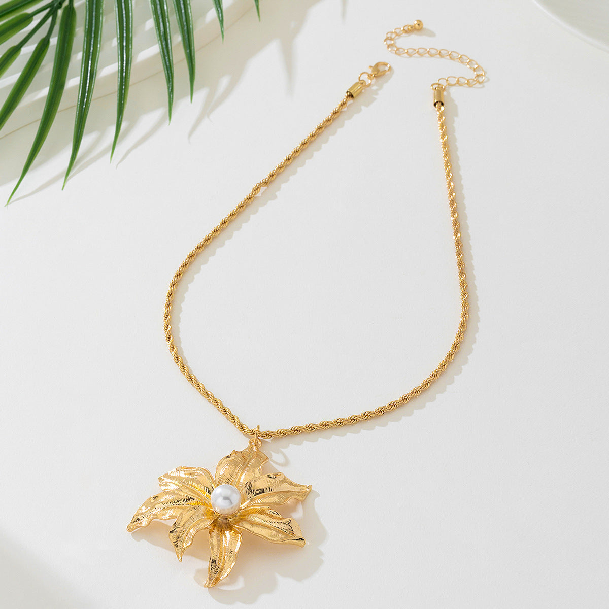 Planderful Vienna Verve Necklace – Creative Holiday Style Metal Flower Pendant