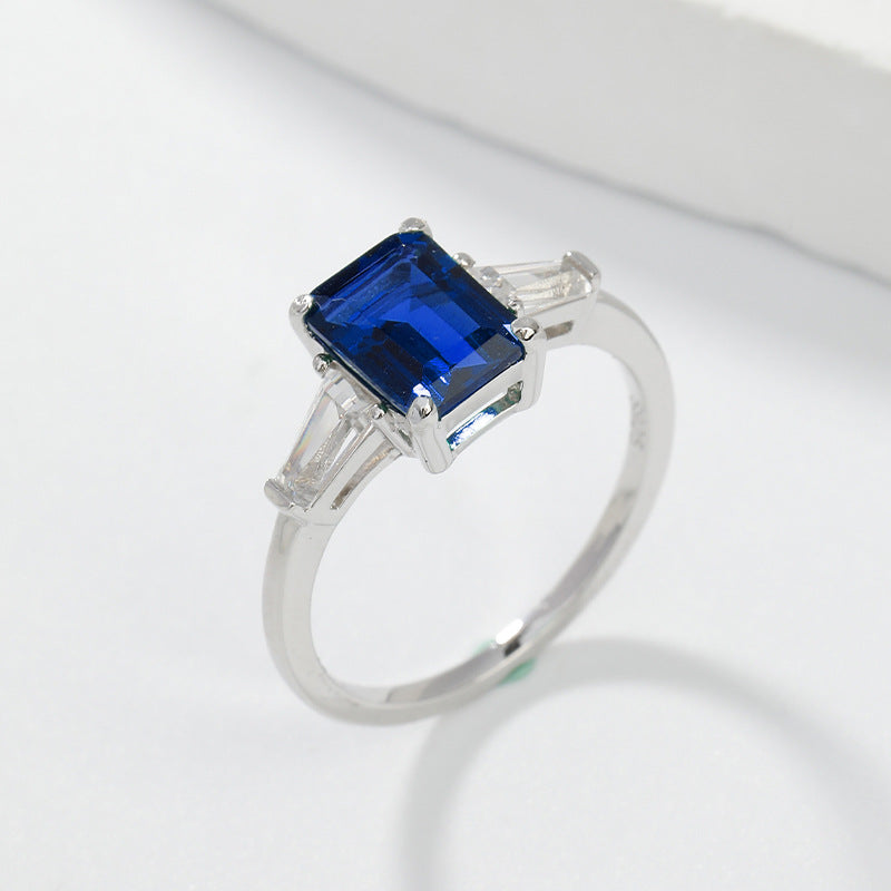 Jewelry Classic Three-Stone Lab Grown Emerald Ring Simple Fashion Daily Commuting