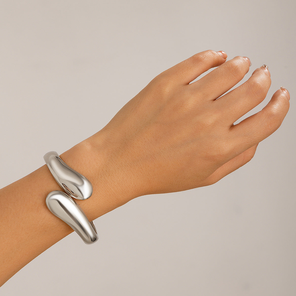 Planderful Water Drop Bracelet With Hug Opening Design And Personalized Double Ring Spring Buckle For Women
