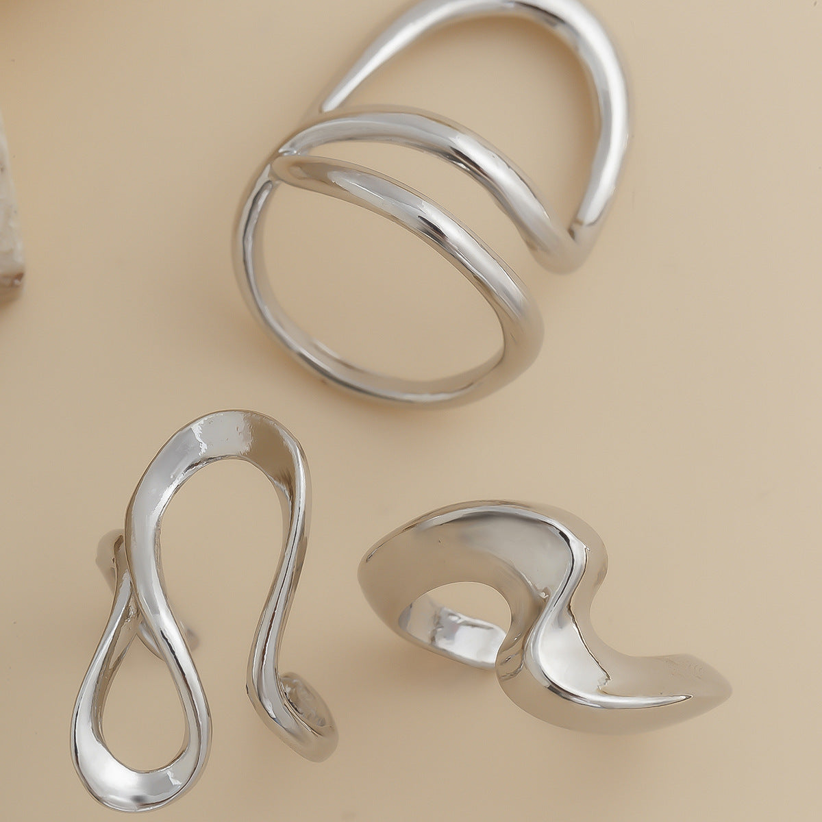Planderful Vienna Verve Ring Set – Unique Hollow Liquid Design
