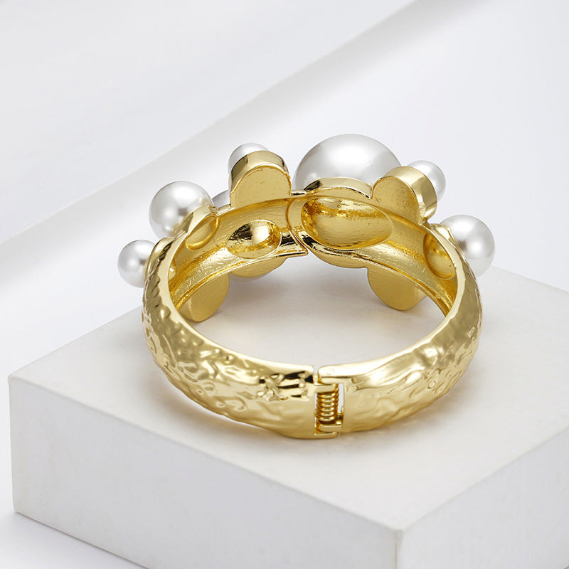 Grand Fashion Metal Pearl Bracelet with Gold Irregular Design