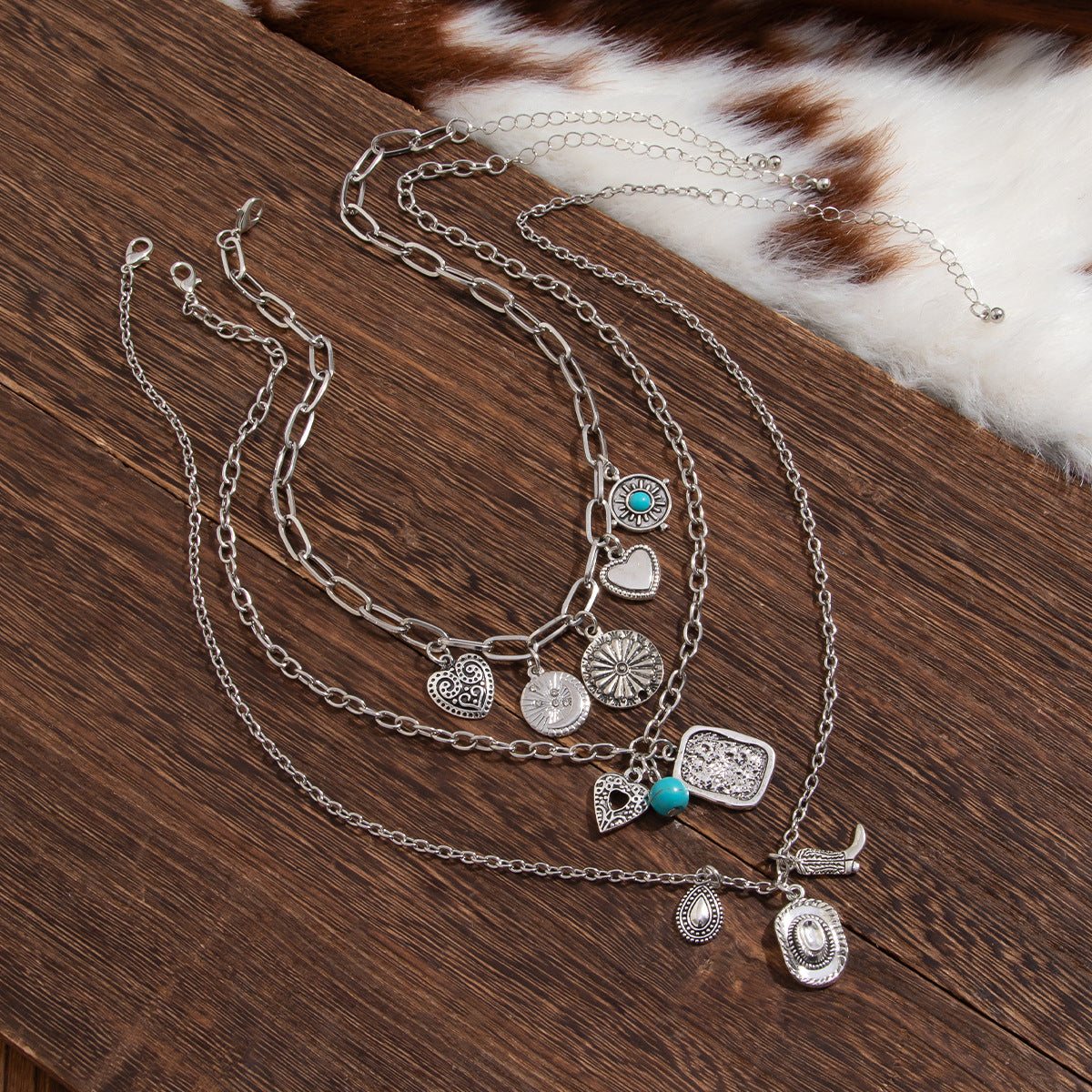 Planderful Vienna Verve Necklace – Retro Star-Shaped Design