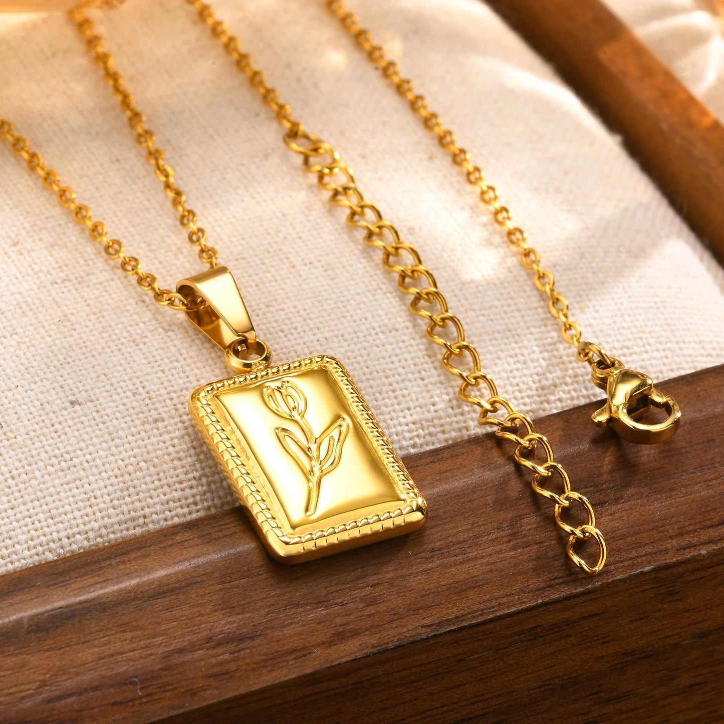 Jewelry Stainless Steel Embossed Tulip Pendant Gold Necklace