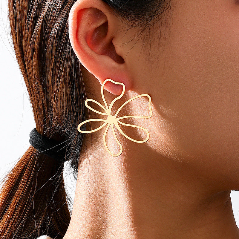 Planderful Vienna Verve Earrings – Fashionable Minimalist Design with Golden Flowers