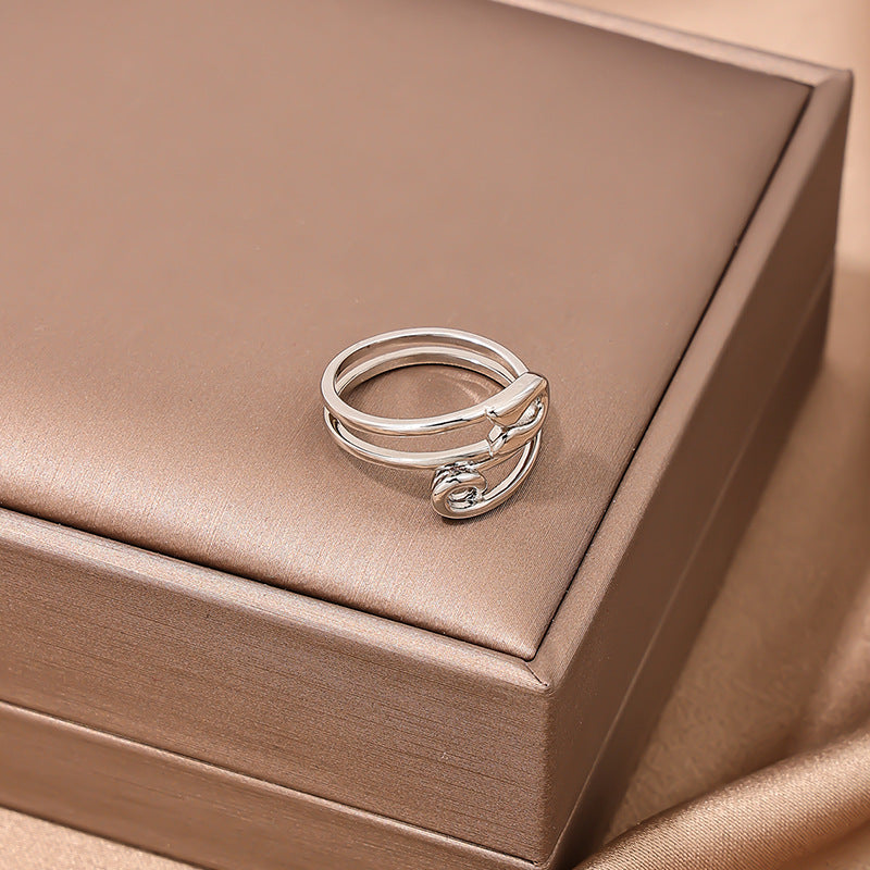 Wholesale Hollow Metal Ring with Unique Paper Clip Design for Women