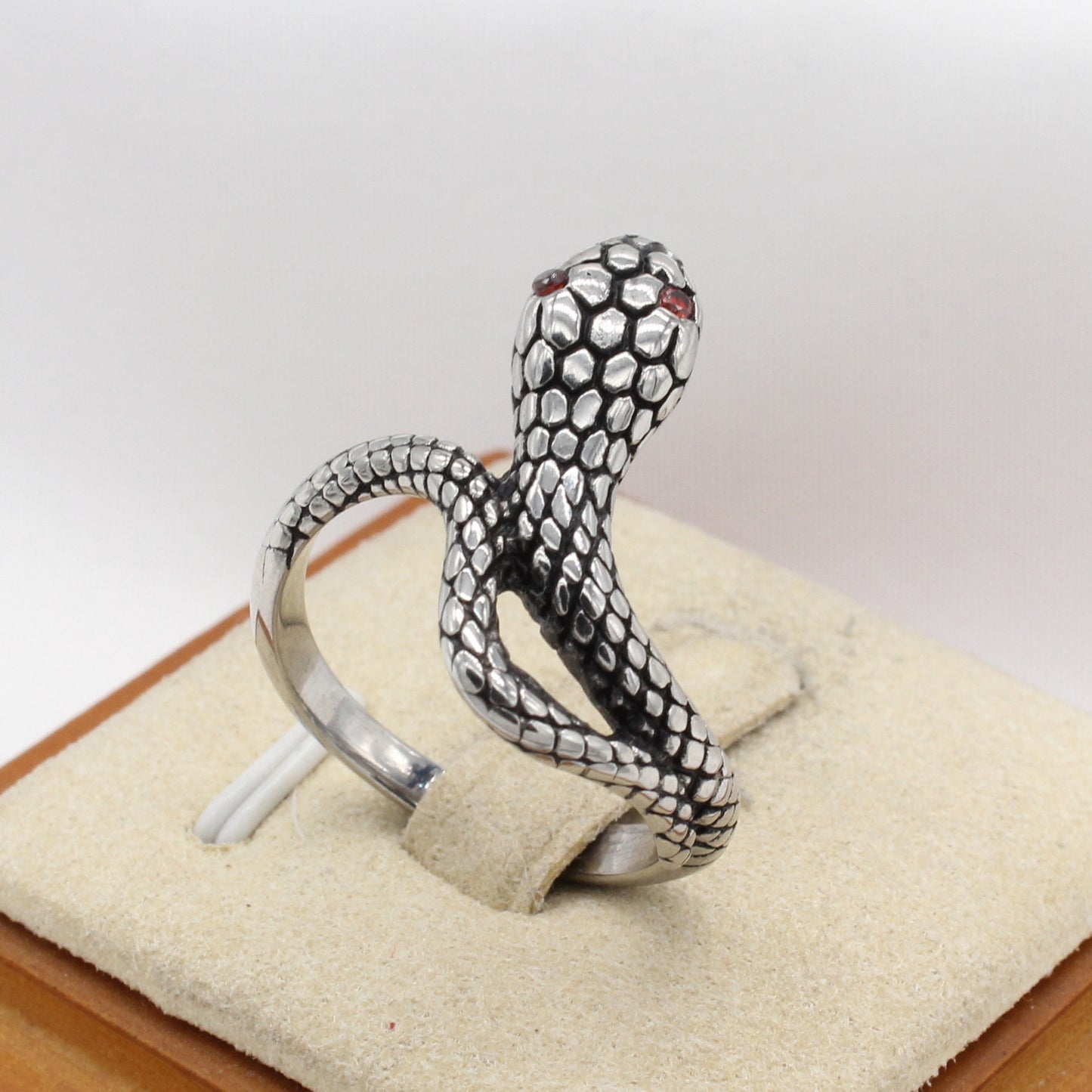 Planderful Everyday Genie – European and American Personalized Retro Snake Titanium Steel Ring