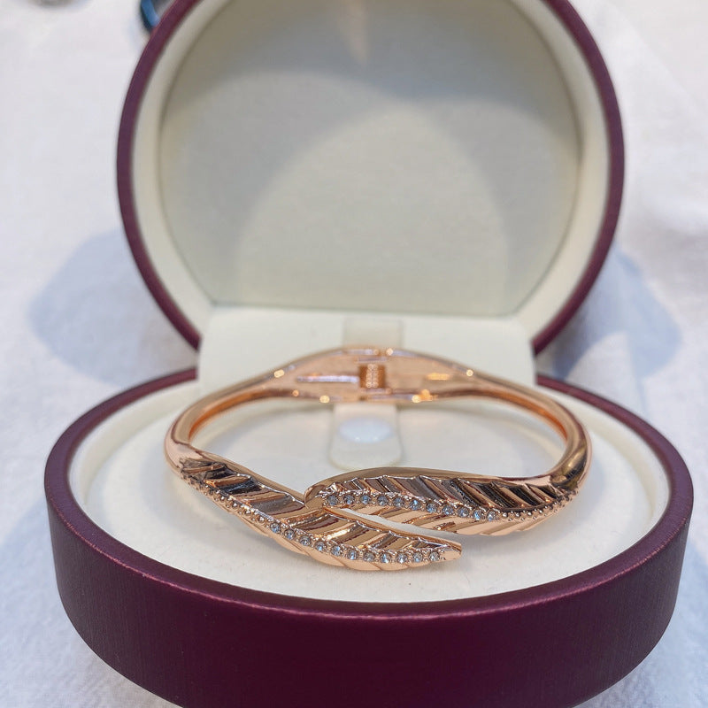 Glamorous Korean Leaf Gold Bracelet with Elegant Craftsmanship