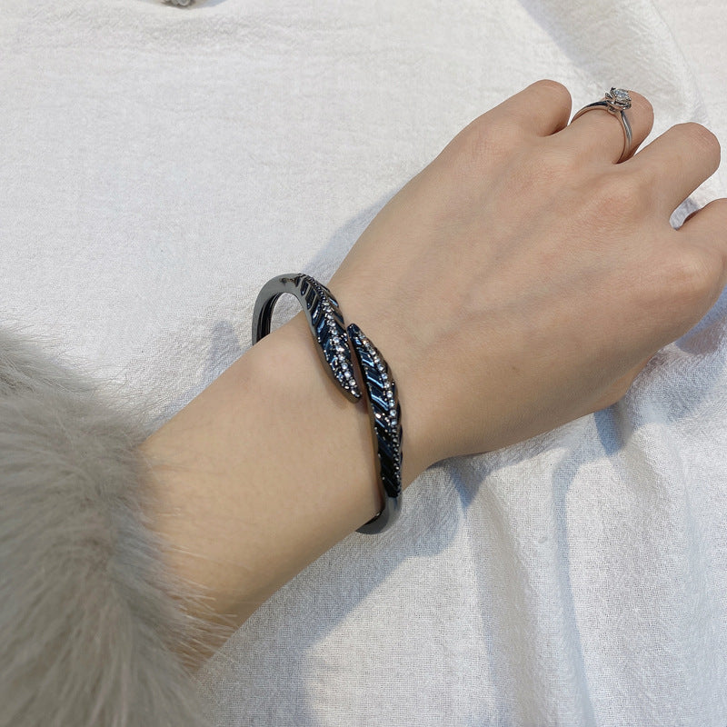 Glamorous Korean Leaf Gold Bracelet with Elegant Craftsmanship