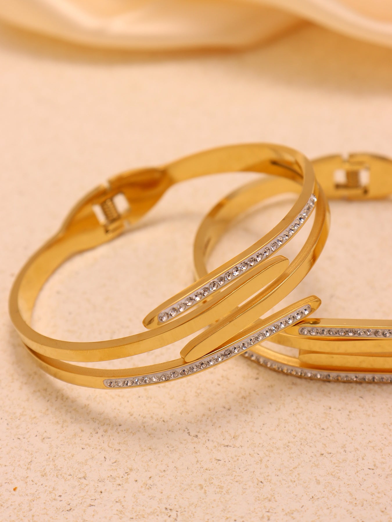 Planderful Gold Plated Zircon Bracelet For Professionals