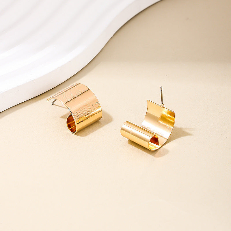 Chic C-Shaped Metal Earrings and Accessories Set for Trendy Women in Western Markets