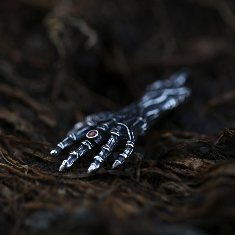 Personalized Retro Skull Hand Necklace for Men - Titanium Steel Devil's Hand Pendant Accessories