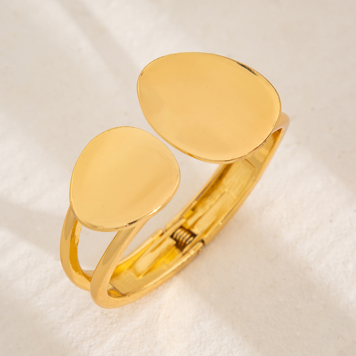 Planderful Hug Bracelet Vienna Verve Exaggerated Glossy Water Drop Opening For Bold Trendsetting Women