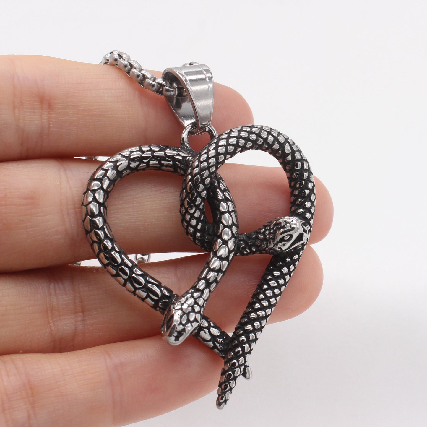 Planderful Jewelry Retro Heart Shaped Double Snake Pendant In Titanium Steel For Men