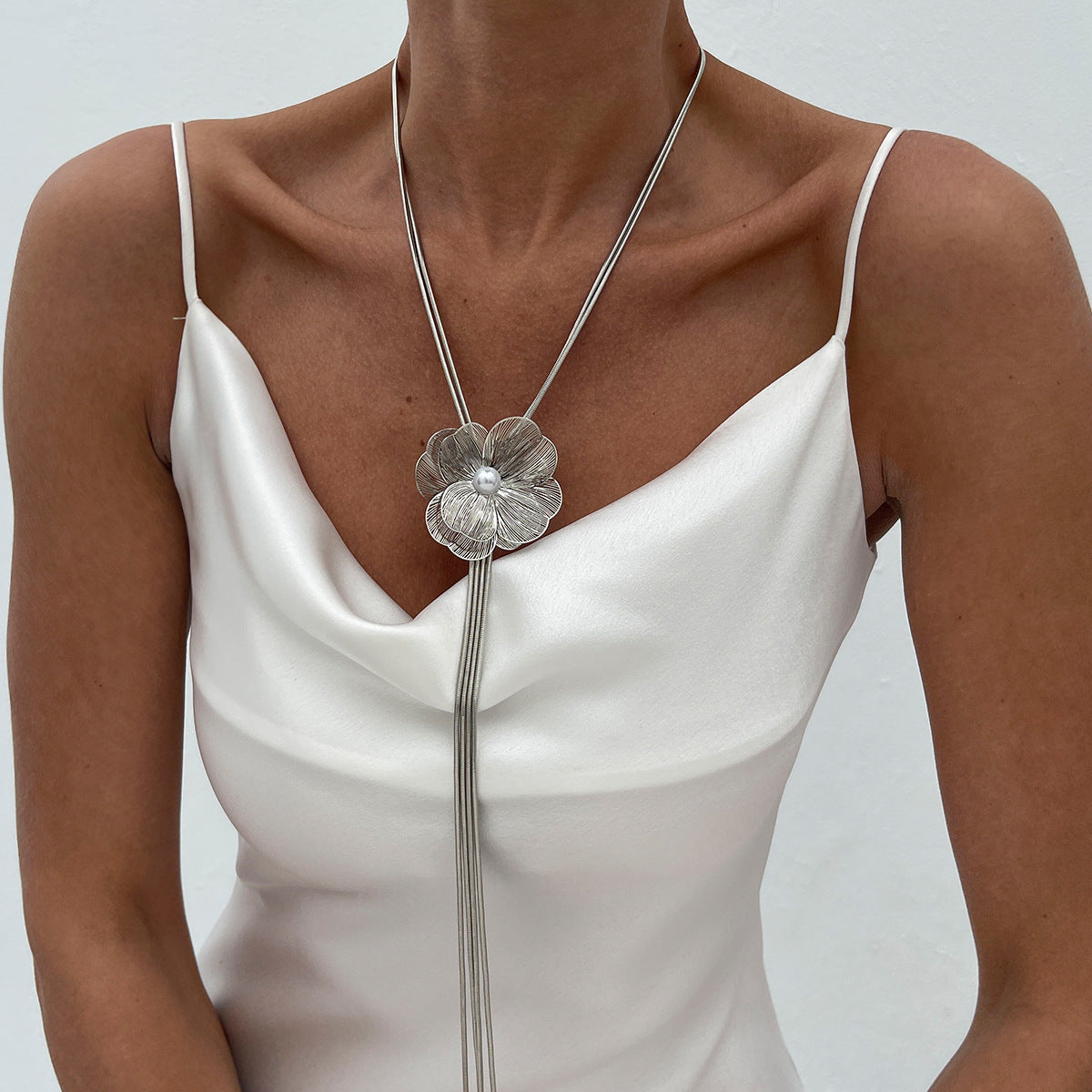 Planderful Vienna Verve Necklace – Elegant Hollow Flower Design