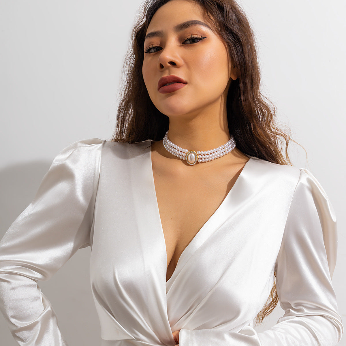 Elegant Layered Imitation Pearl Necklace with Circular Pendant