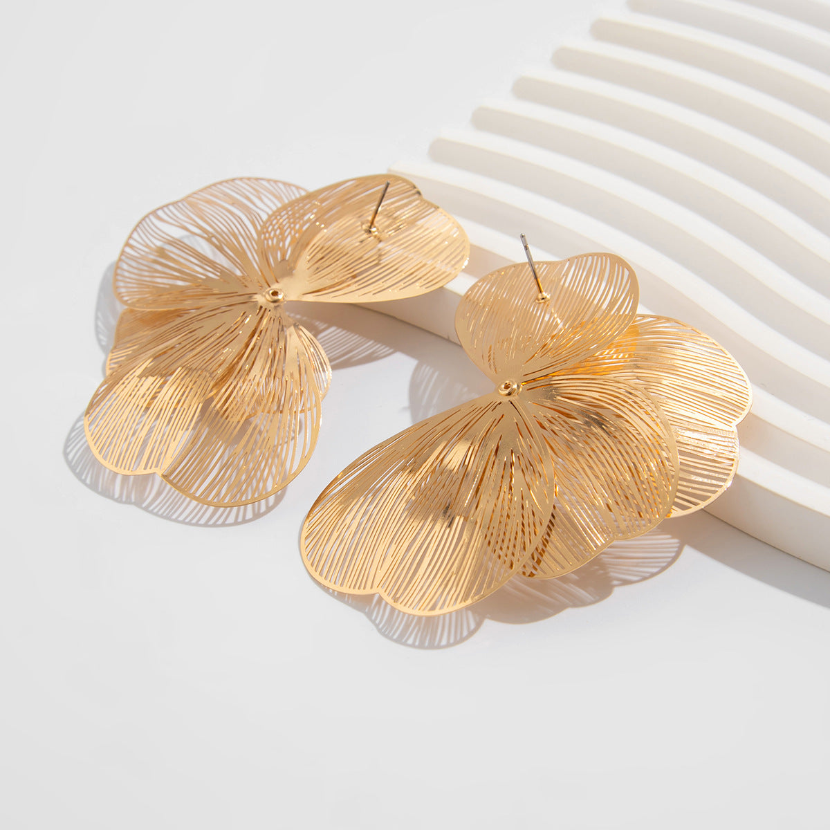 Planderful Vienna Verve Ginkgo Leaf Stud Earrings – Elegant Metal Texture with Imitation Pearl Accents