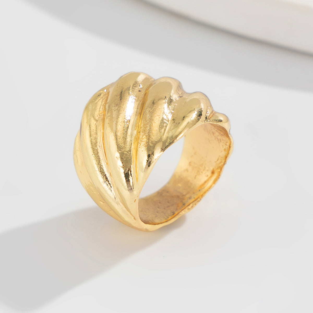 Planderful Vienna Verve Ring – Unique Lava Texture Design