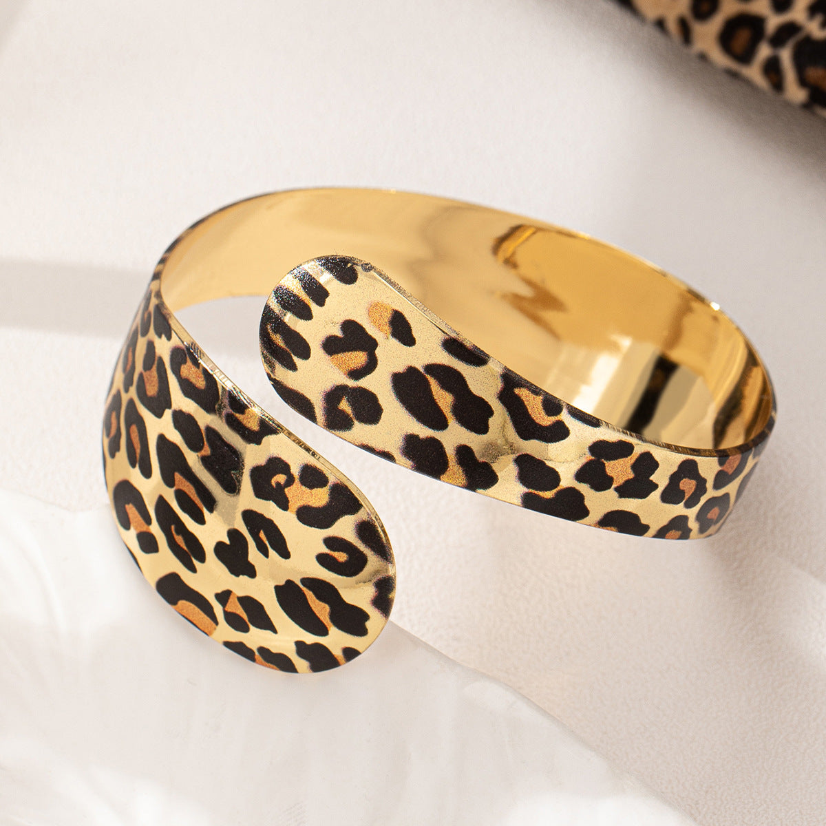Planderful Vienna Verve Arm Ring – Fashionable Leopard Print Design