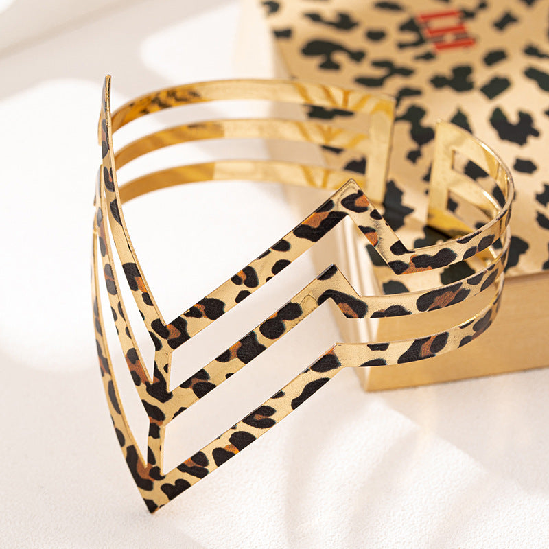 Planderful Vienna Verve Bracelet – Fashionable Metal V-Shaped Leopard Print Design