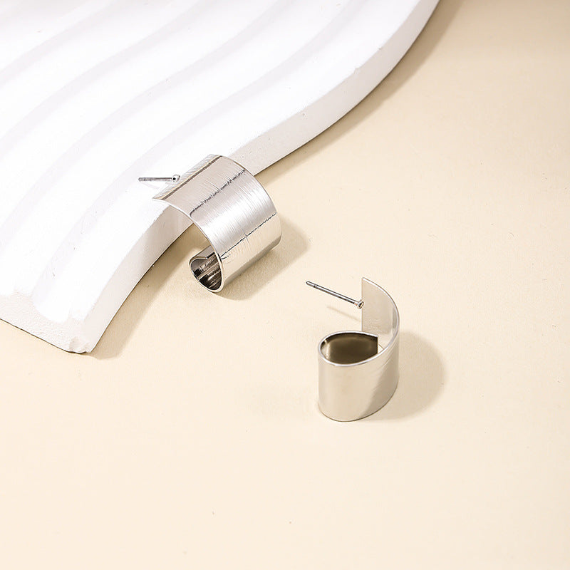 Chic C-Shaped Metal Earrings and Accessories Set for Trendy Women in Western Markets