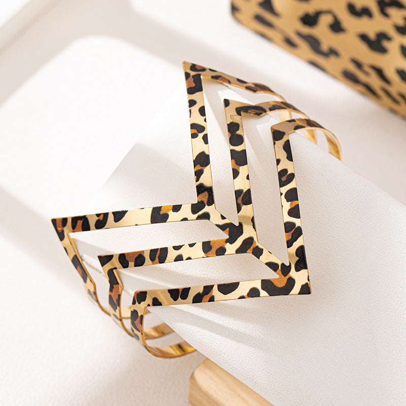 Planderful Vienna Verve Bracelet – Fashionable Metal V-Shaped Leopard Print Design