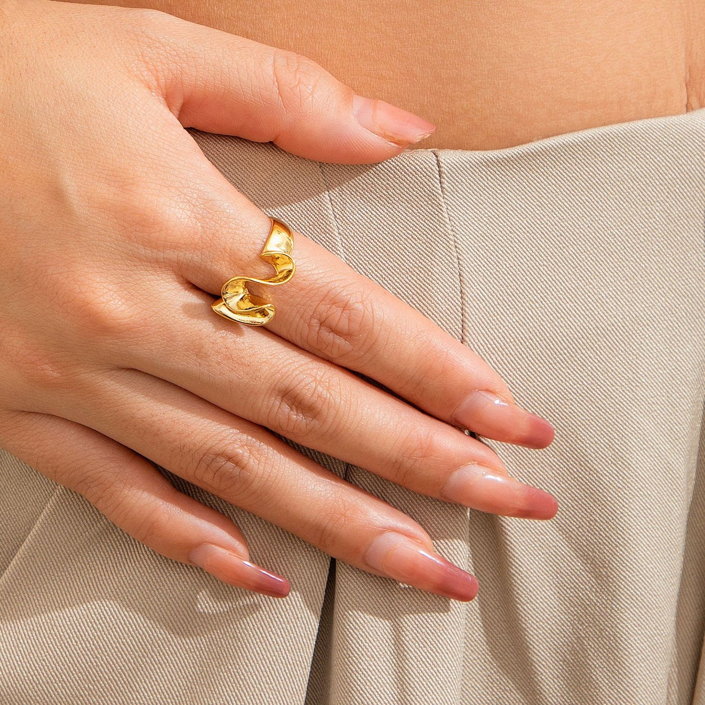 Elegant Curved Gold Ring Set with Wavy Pleats