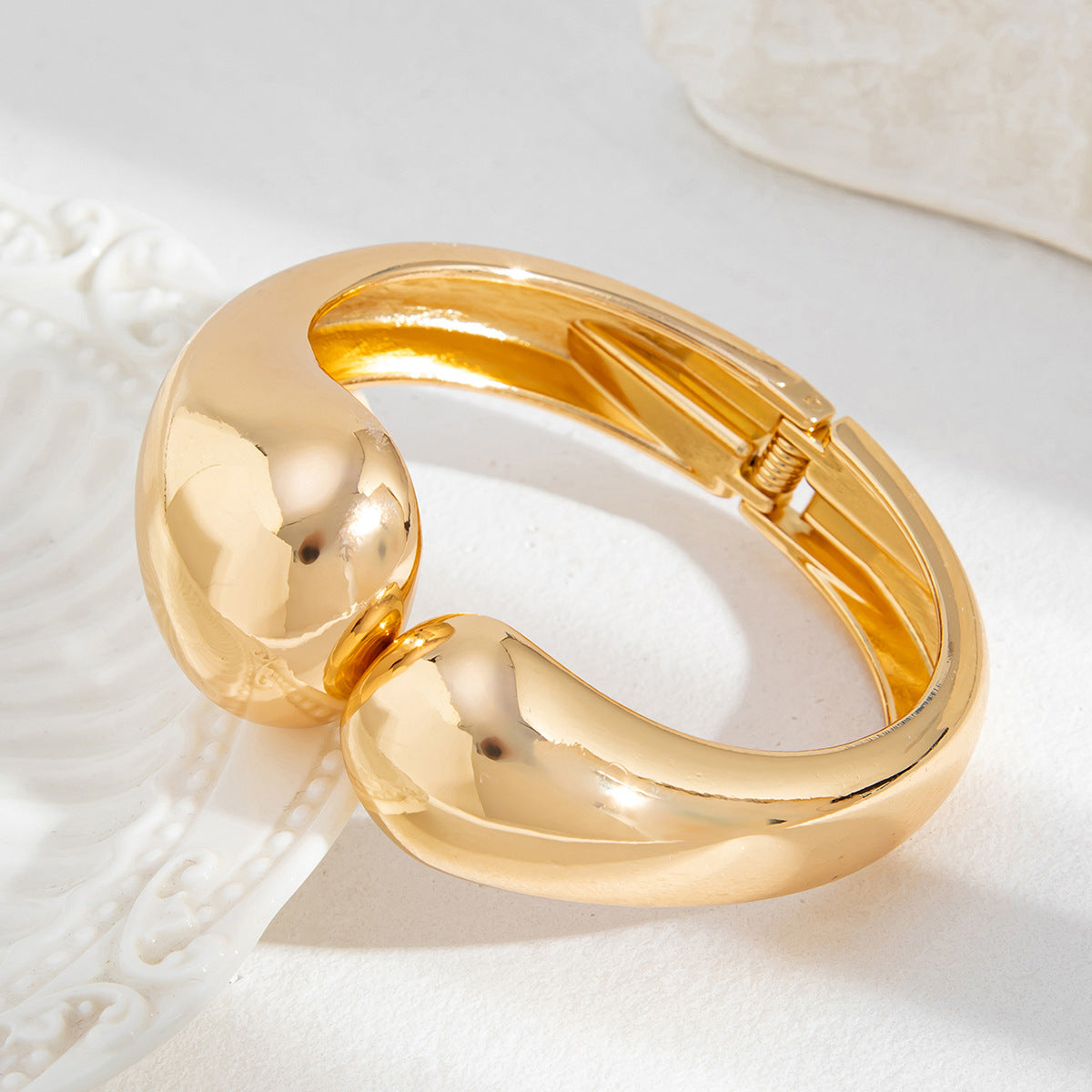 Planderful Vienna Verve Bracelet – Exaggerated Glossy Water Drop Design