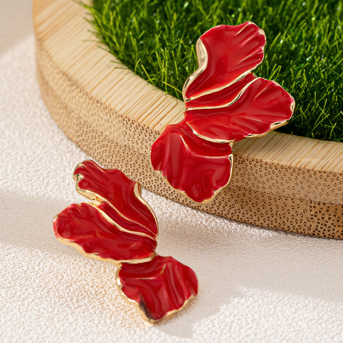 Planderful Vienna Verve Earrings – Fashionable Metal Maple Leaf Design