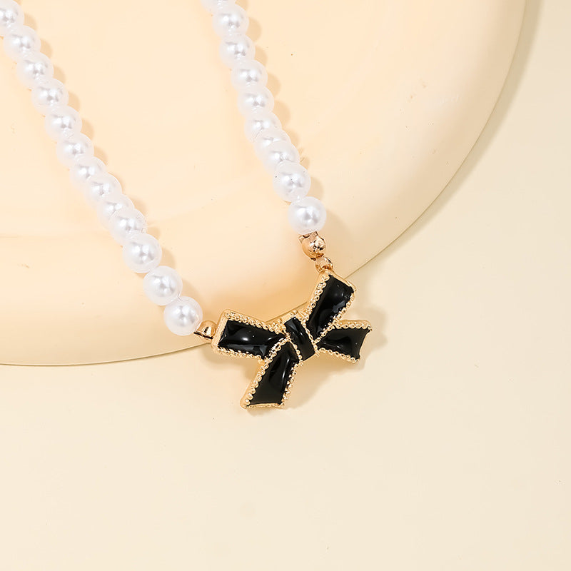 Pearl Bow Necklace with a Touch of Elegance