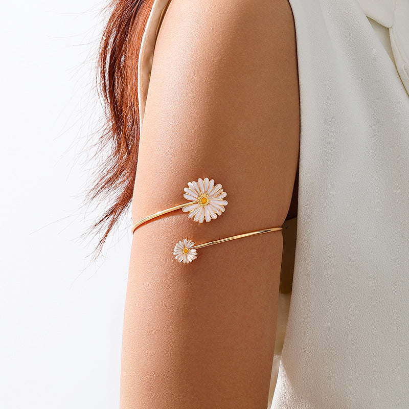 Planderful Vienna Verve Bracelet – Trendy Metal Flower Design