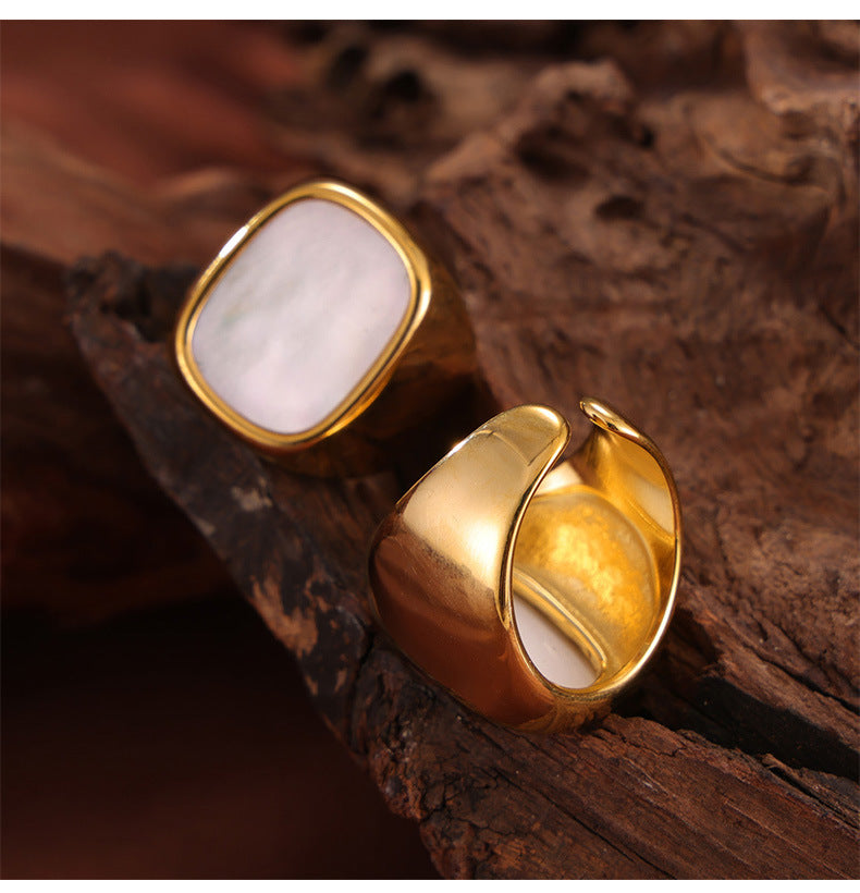 Elegant Hepburn-Inspired White Fritillary Design Gold-Plated Ring