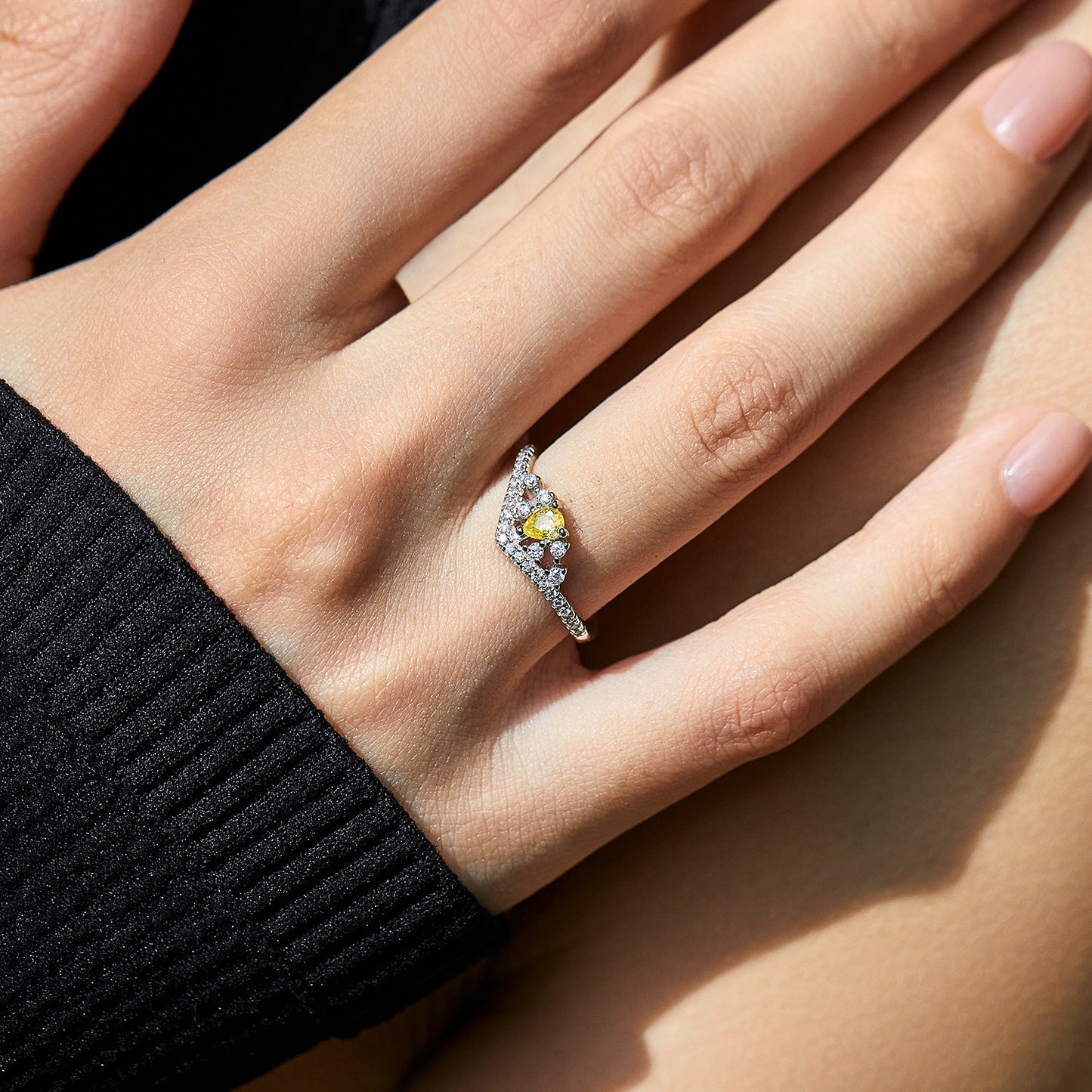 Planderful Gala Fireworks Ring – Noble Crown Design with Water Droplet Zircon