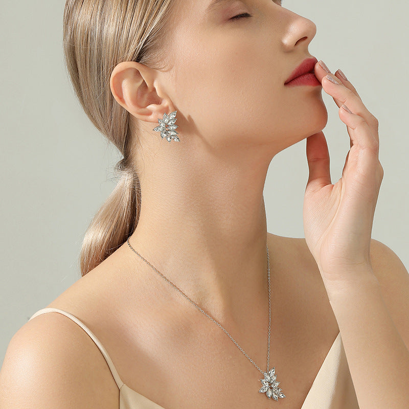Exquisite Leaf Jewelry Set with Japanese and Korean Influence, Elegant Pendant Design, Stylish Necklace and Earrings Duo