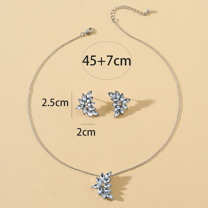 Exquisite Leaf Jewelry Set with Japanese and Korean Influence, Elegant Pendant Design, Stylish Necklace and Earrings Duo