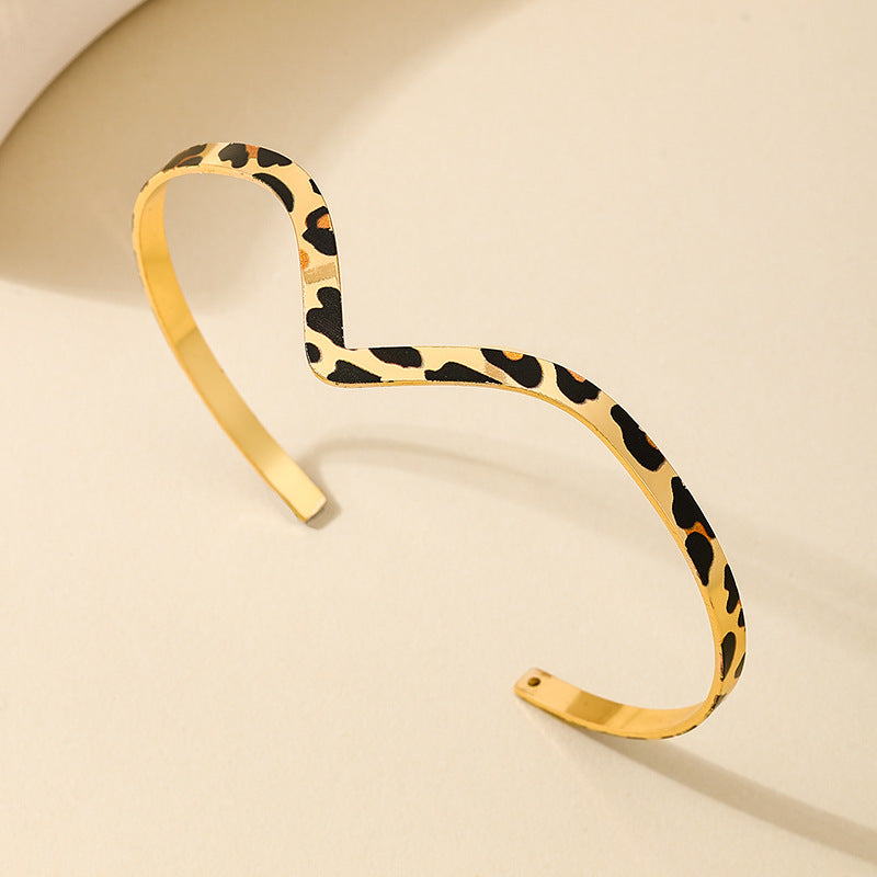Planderful Vienna Verve – Stylish Metal Leopard Print V-Shaped Arm Ring