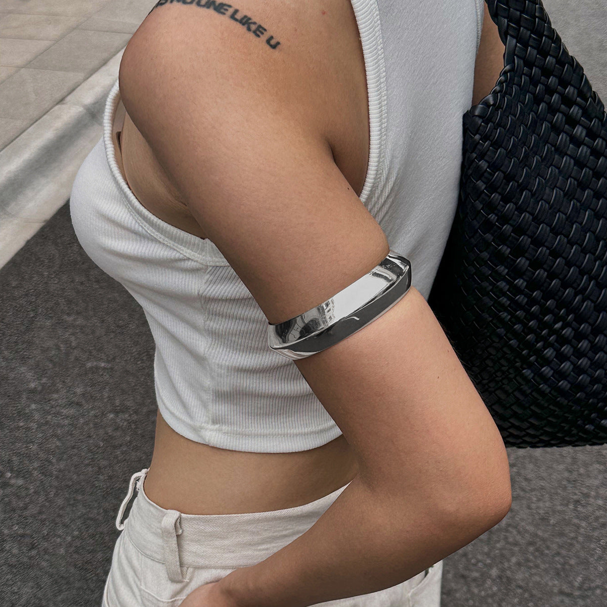 Planderful Personalized Arm Bracelet Curved Smooth Metal Design For Women Elegant Statement Jewelry Vienna Verve