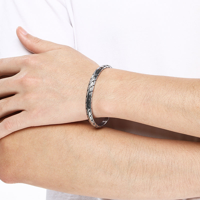 Antique Arrow Open Bracelet – Leaf Pattern Mesh Titanium Steel Men's Bracelet