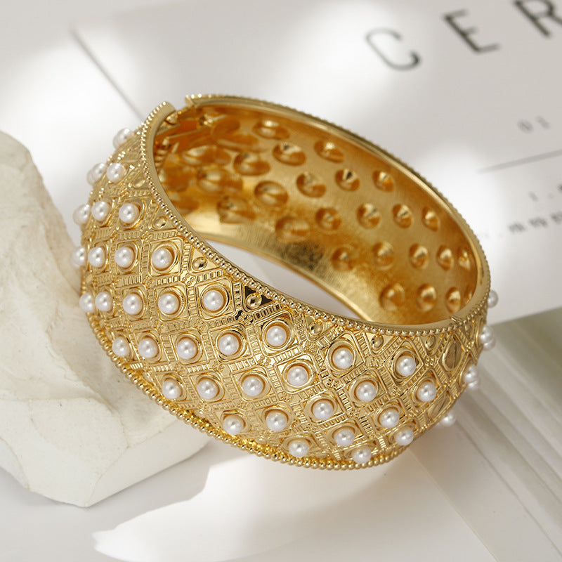 European and American Bracelet with Zinc Alloy Base, Long-lasting Shine, Exaggerated Women's Personality, and Trendy Pearl Accents.