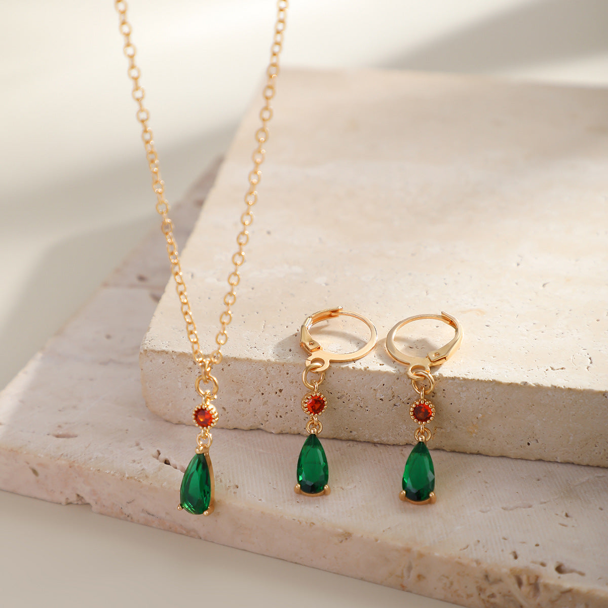 Elegant Green Diamond Pendant Necklace for Women with Simple Business Style