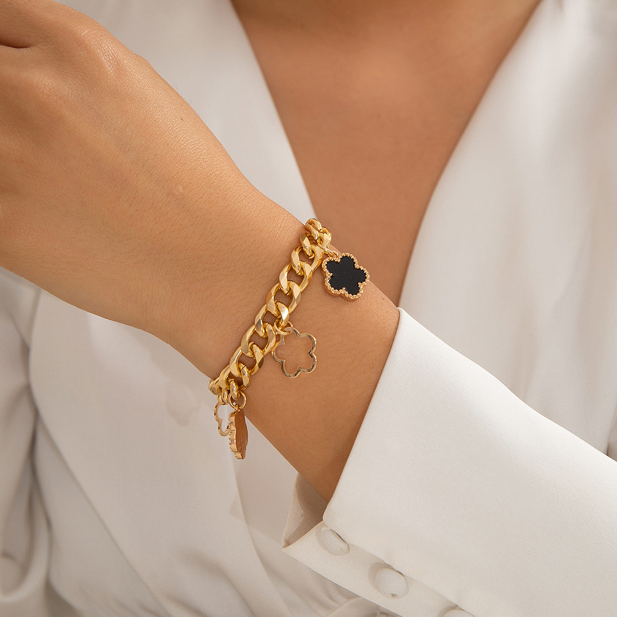 Cold Wind Metal Alloy Necklace with Tassel Clover Pendant