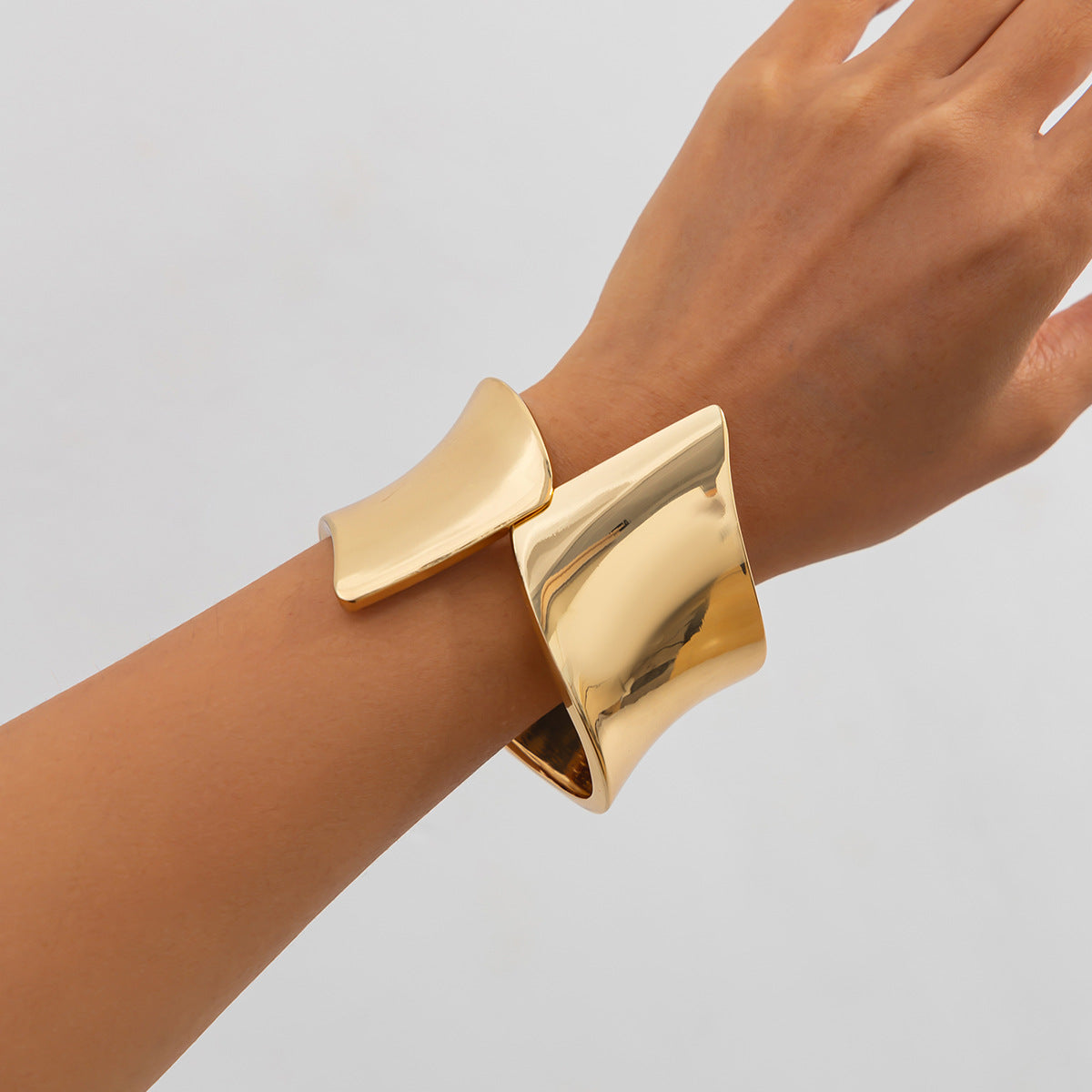 Planderful Vienna Verve Geometric Metal Bracelet For Women Exaggerated Wide Smooth Surface Statement Jewelry
