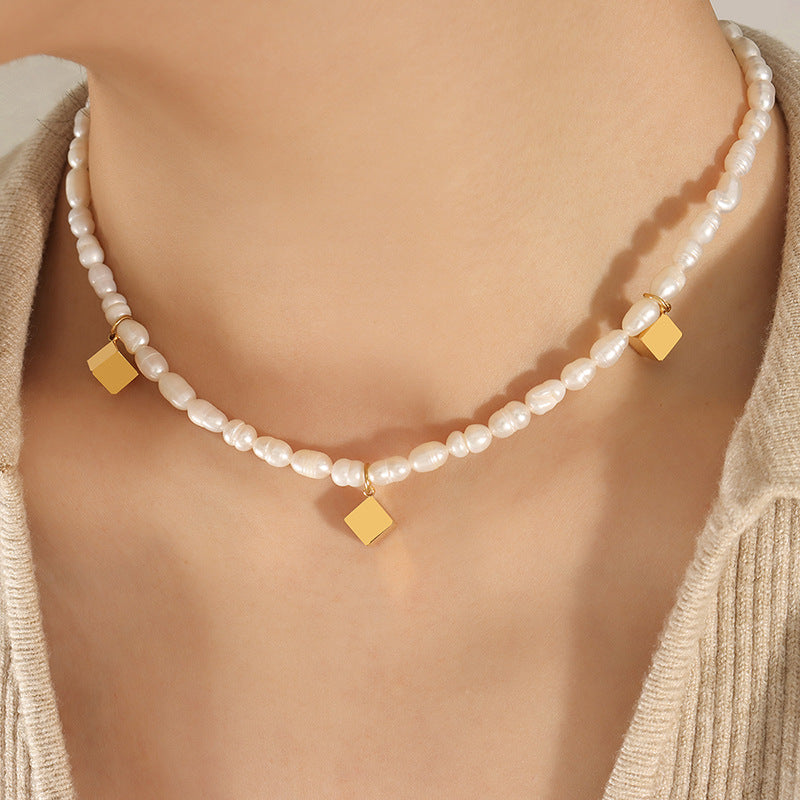 Fashionable Three-Dimensional Freshwater Pearl Necklace with Square Pendant