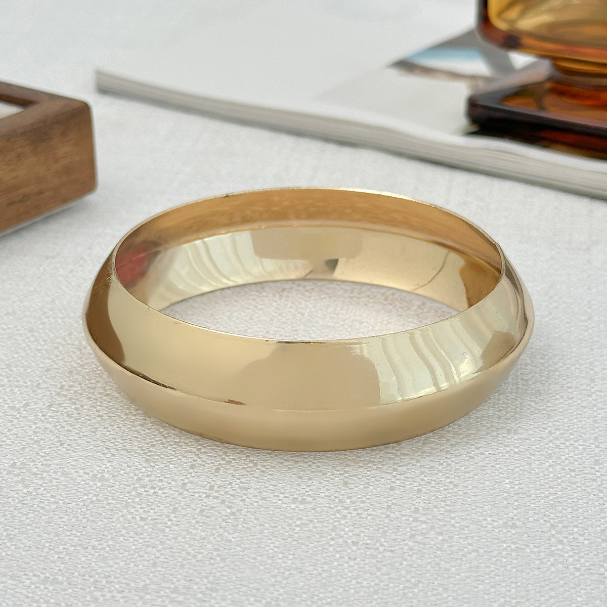 Planderful Personalized Arm Bracelet Curved Smooth Metal Design For Women Elegant Statement Jewelry Vienna Verve