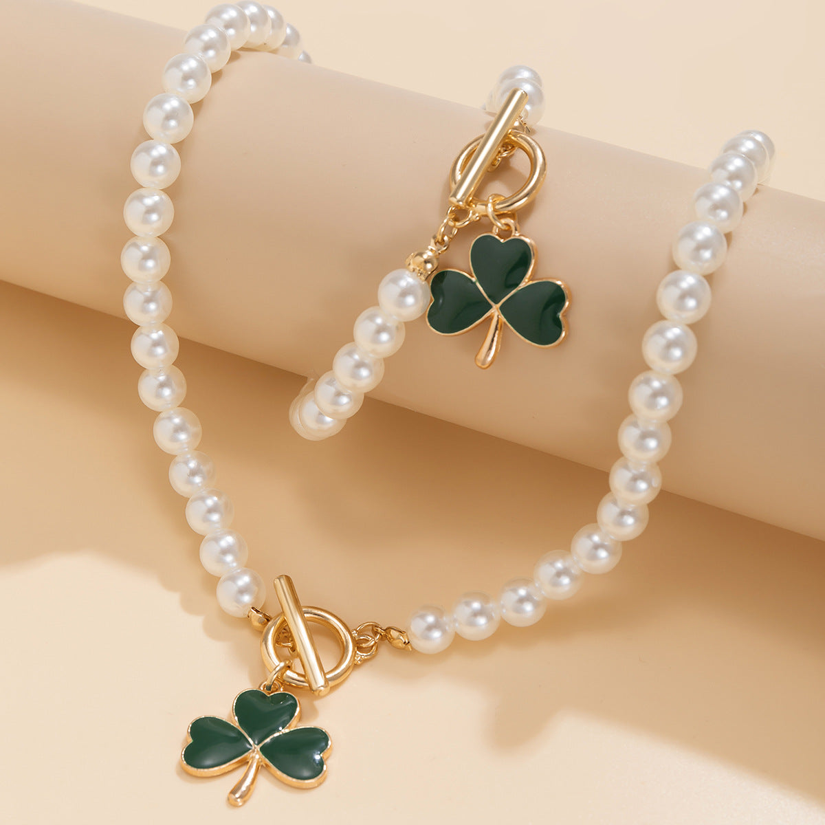 Green Oktoberfest Beaded Necklace with Imitation Pearls and Three Petal Grass Design