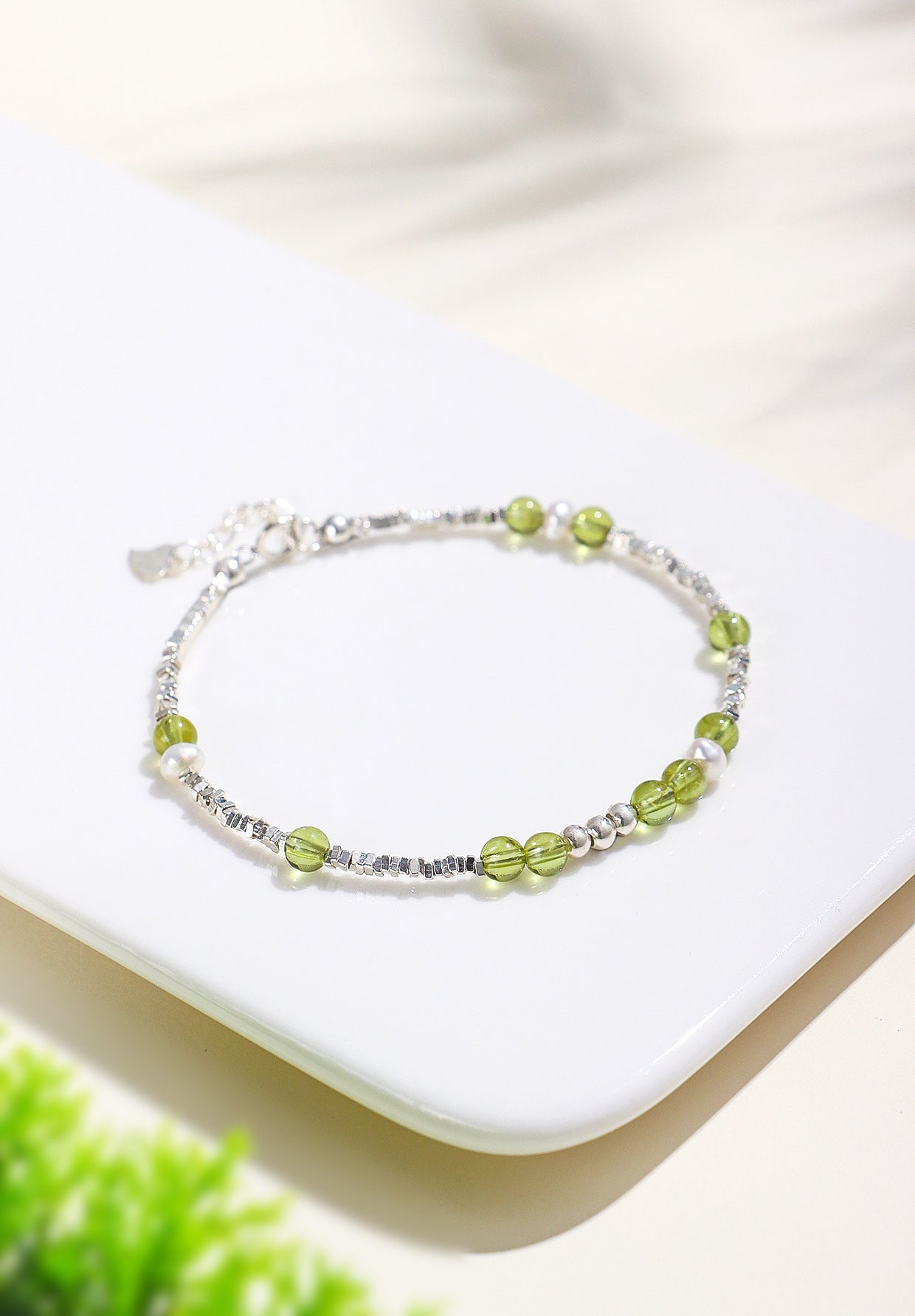 Planderful Fortune's Favor Bracelet – Elegant Peridot and Pearl Design