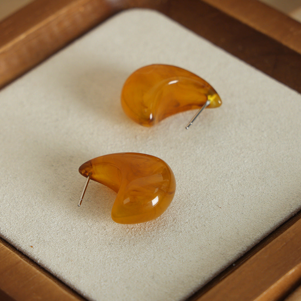 Retro Chic Resin Earrings with a Touch of Luxury for Fashionable Women.